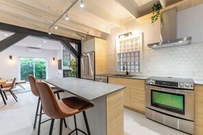 Private kitchen - The Mixte | Free Parking | Pet Friendly | AC (Montreal)