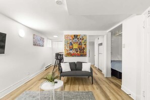 Interior - Pop Art Star Studio Cozy Stay in Rosemont (Montréal)
