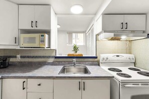Coffee/tea maker, fridge, microwave, oven - Pop Art Star Studio Cozy Stay in Rosemont (Montréal)