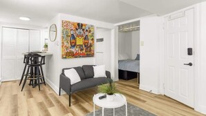 Unclassified image, 3 of 22, button - Pop Art Star Studio Cozy Stay in Rosemont (Montréal)