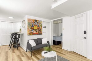 Iron/ironing board, WiFi, bed sheets - Pop Art Star Studio Cozy Stay in Rosemont (Montréal)
