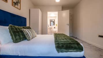 Desk, iron/ironing board, WiFi, bed sheets