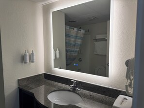 Bathroom - Days Inn & Suites By Wyndham Festus (Festus)