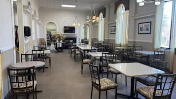 Free daily English breakfast