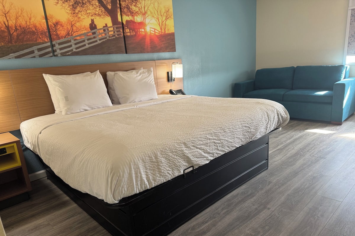 Suite, 1 King Bed, Non Smoking