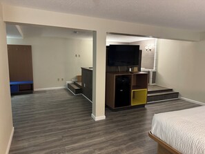 Deluxe Suite, 1 King Bed, Non Smoking | Living area