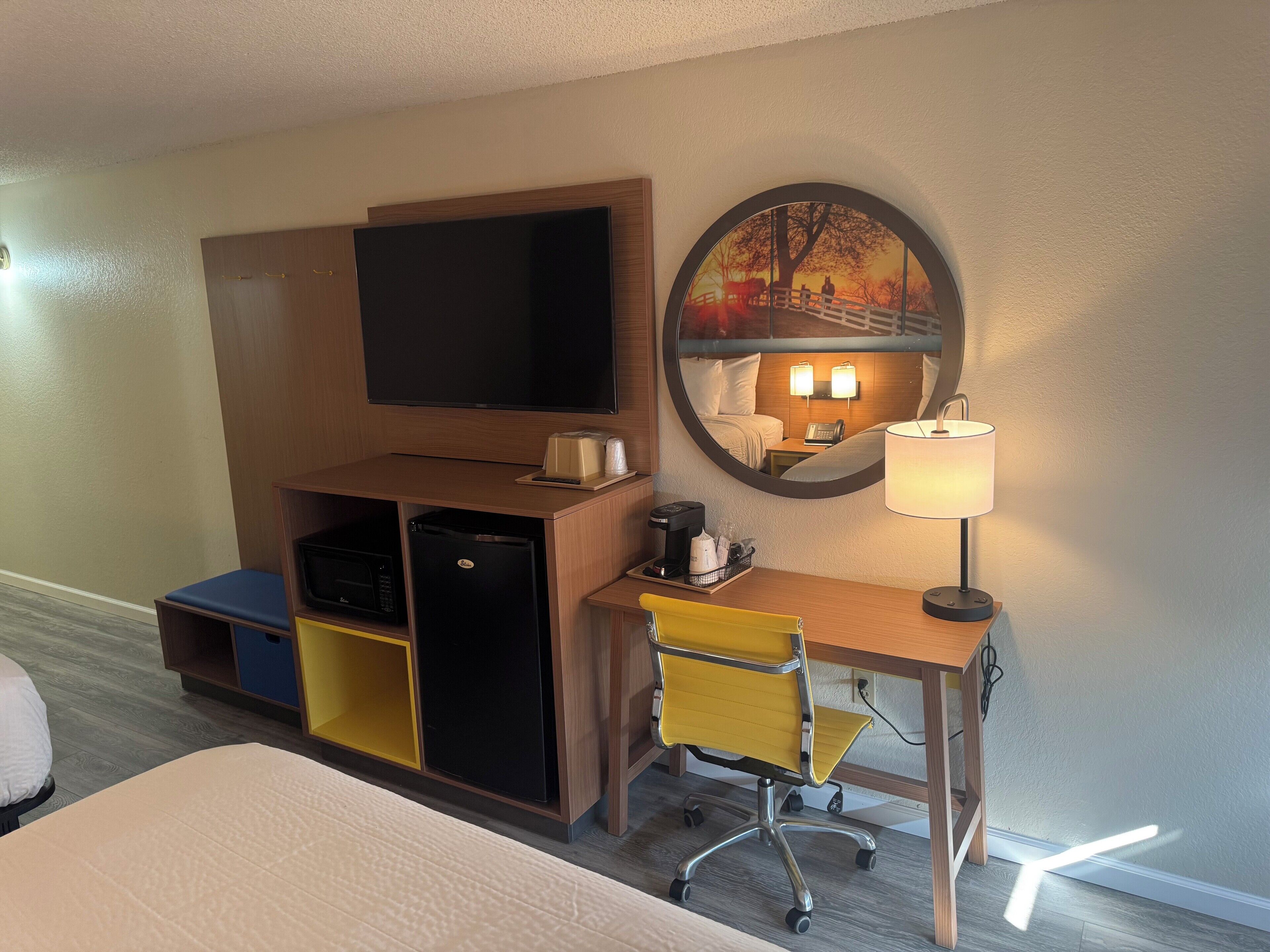 Room, 2 Queen Beds, Non Smoking | Living area