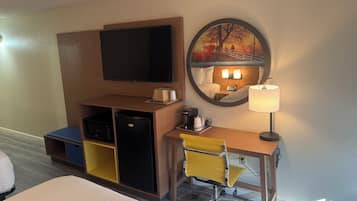 Room, 2 Queen Beds, Non Smoking | Living area