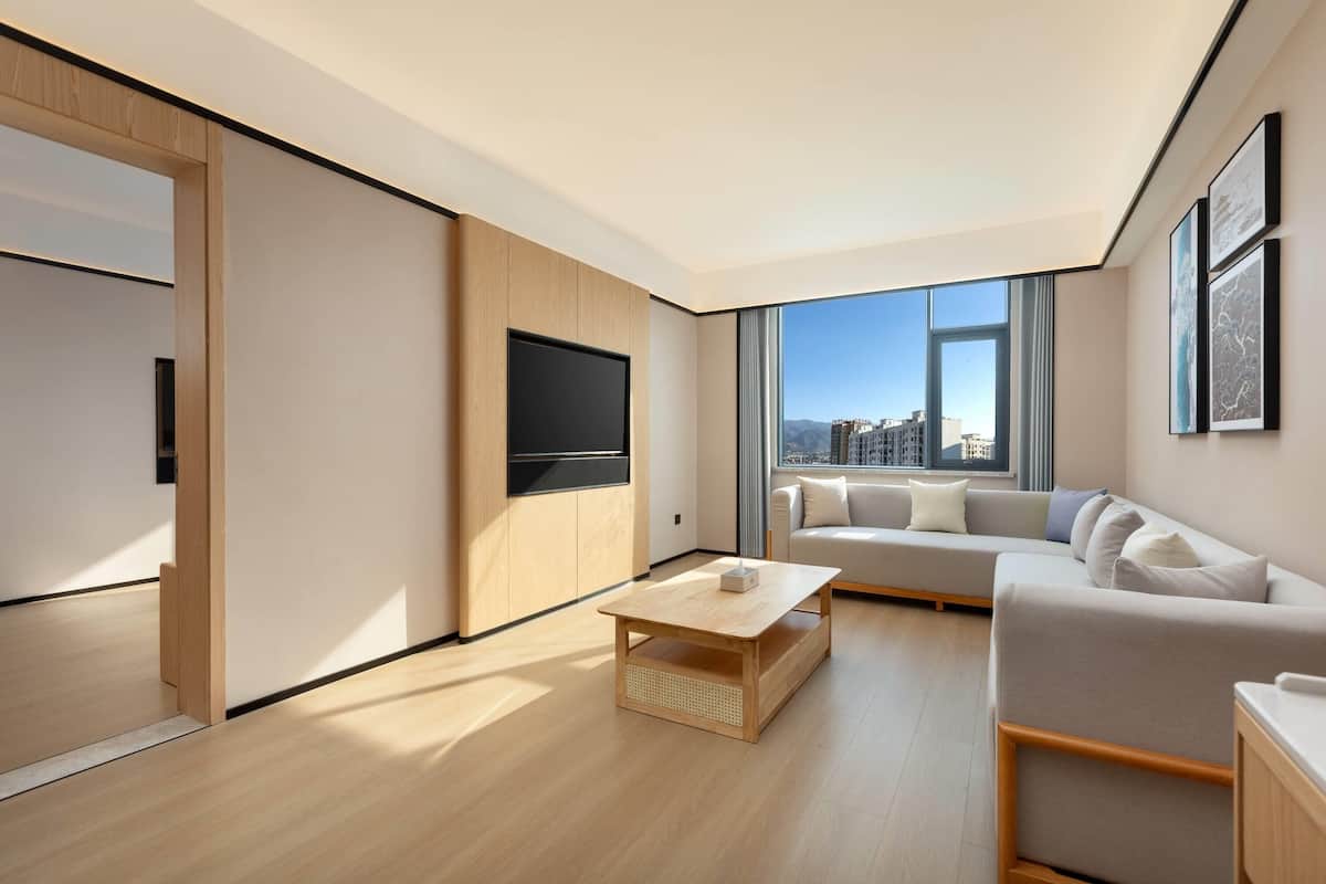 Suite, 1 King Bed, Non Smoking