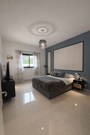 4 bedrooms, desk, iron/ironing board, travel cot - Villa with Pool, Petanque, Sauna, Steam & children's facilities - French Riviera (Roquefort Les Pins)