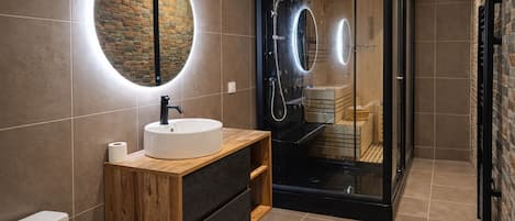 Douche, serviettes fournies, savon, shampoing