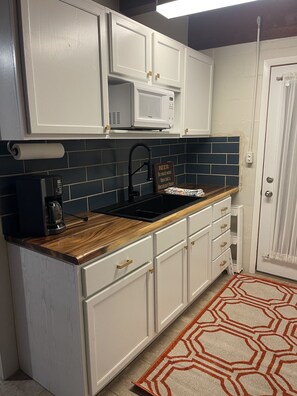 Fridge, microwave, oven, stovetop - Lakefront Cottage, Private dock, Near ballparks (Roach)