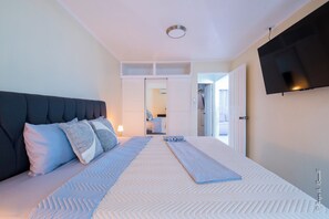 3 bedrooms, in-room safe, iron/ironing board, free WiFi - Walk to Beach Tropical Home • Private Pool • AC • Family & Groups (Playa Jaco)