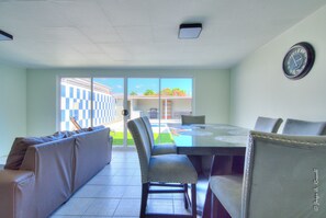Dining - Walk to Beach Tropical Home • Private Pool • AC • Family & Groups (Playa Jaco)