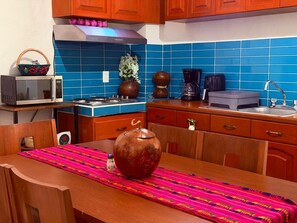 Microwave, oven - Casa Teresa - Your central and comfortable accommodation (San Francisco de Campeche)