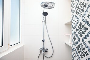 Een haardroger, handdoeken, zeep, toiletpapier