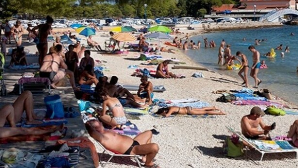 A crowded beach with people sunbathing and swimming. - Apartments Lighthouse -(A4) - TwoBedroom Apartment with Sea View (Fazana)
