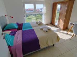 Tabla de planchar con plancha, internet y ropa de cama 