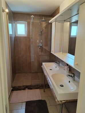 Shower, hair dryer, towels - Apartments Lighthouse - (A5) ThreeBedroom Apartment with Private Garden (Fazana)