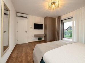 Iron/ironing board, internet, bed sheets