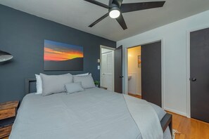 2 habitaciones, escritorio, tabla de planchar con plancha y internet 
