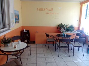 Outdoor dining - Apartments Miramar - Comfort One Bedroom Apartment (Biograd na Moru)