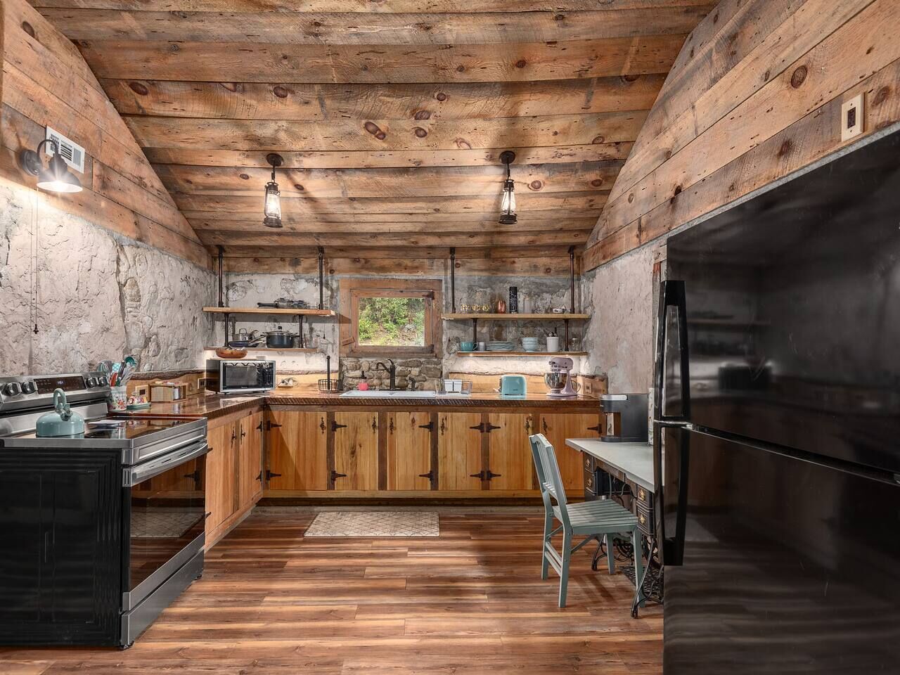 Réfrigérateur, four, plaque de cuisson, cafetière/bouilloire