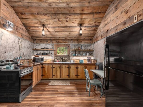 Køleskab, ovn, kogeplade, kaffe-/temaskine