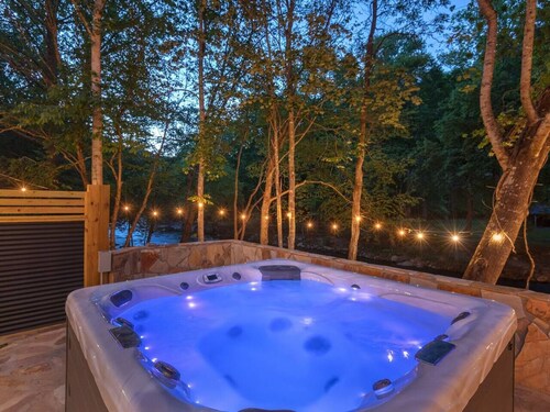 Private 3-Cabin River Retreat!