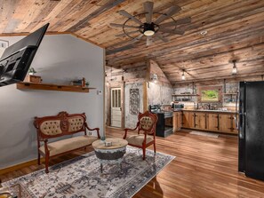 Køleskab, ovn, kogeplade, kaffe-/temaskine