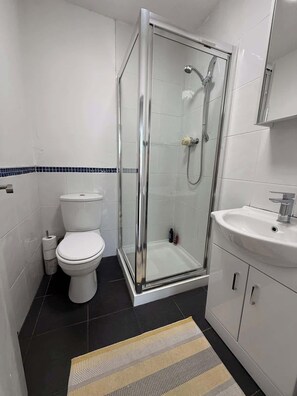 Shower, hair dryer, towels, shampoo - Carmen Sylva 2nd Floor apartment Llandudno (Llandudno)