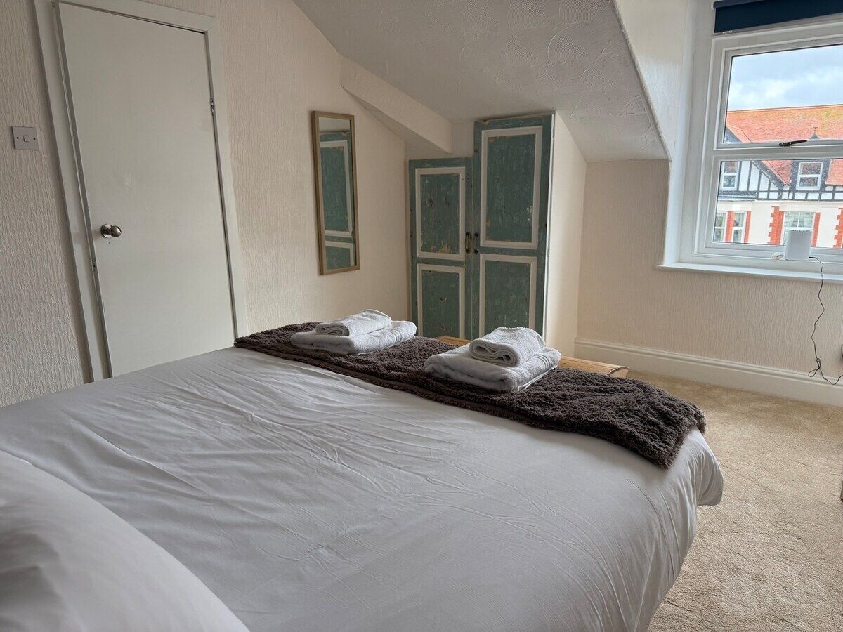 Iron/ironing board, internet, bed sheets