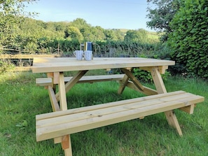 Outdoor dining - Hebron Rural cottage in an old chapel (Denbigh)