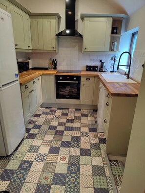 Fridge, microwave, oven, stovetop - Hebron Rural cottage in an old chapel (Denbigh)