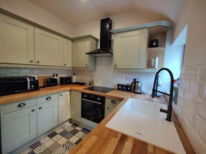 Fridge, microwave, oven, stovetop - Hebron Rural cottage in an old chapel (Denbigh)