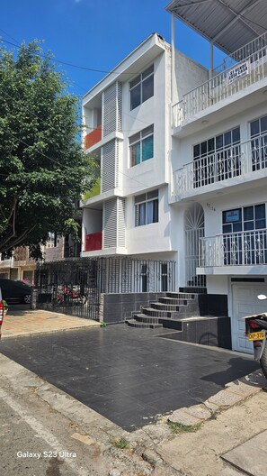 Exterior - Perfect 3-bedroom apartment in welcoming Cali neighborhood (Cali)
