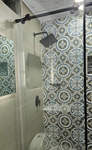 Toallas, jabón, papel de baño 