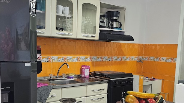 A kitchen with a refrigerator, stove, and cabinets. - Perfect 3-bedroom apartment in welcoming Cali neighborhood (Cali)