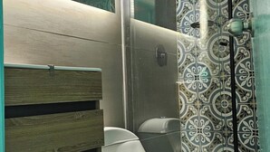 A bathroom with a toilet, a shower enclosure, and patterned tiles. - Perfect 3-bedroom apartment in welcoming Cali neighborhood (Cali)