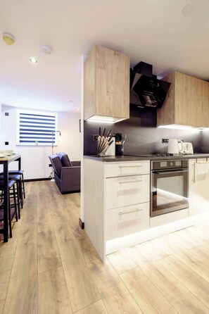 Fridge, microwave, oven, stovetop - James Court Llandudno Luxury Apartment 3 & Parking (Llandudno)