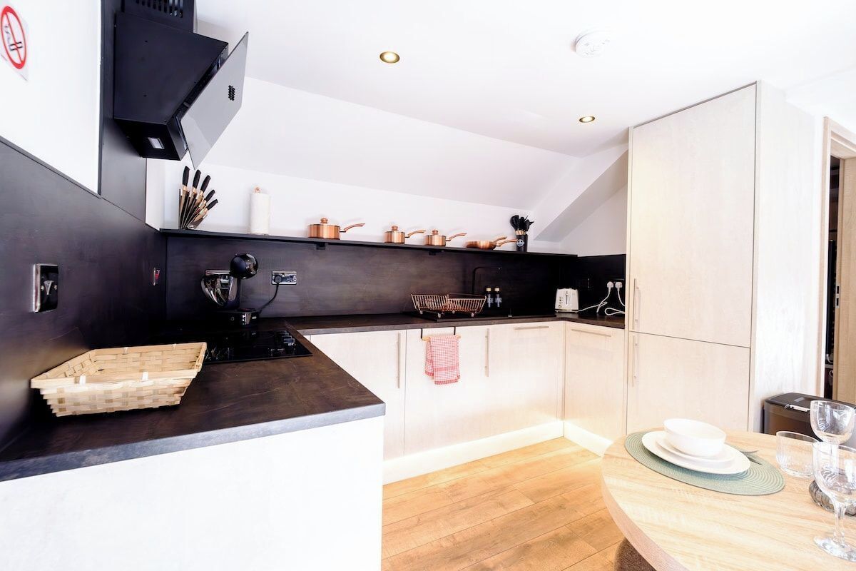 Coffee/tea maker, fridge, microwave, oven