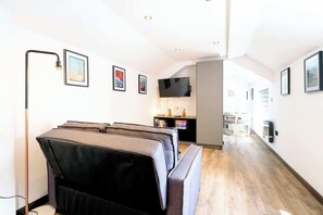 TV, video games, offices - James Court Llandudno Luxury Apartment 6 & Parking (Llandudno)