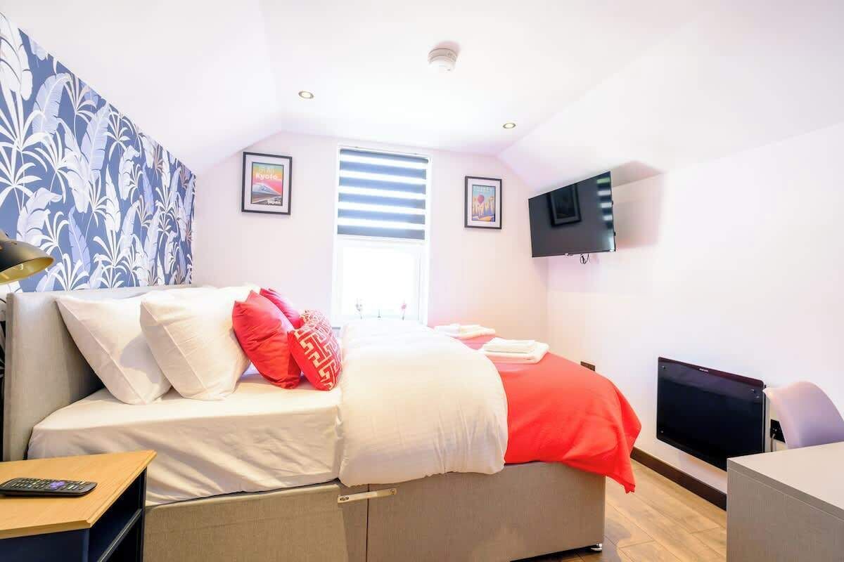 Iron/ironing board, internet, bed sheets