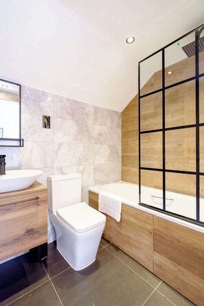 Shower, hair dryer, towels, shampoo - James Court Llandudno Luxury Apartment 6 & Parking (Llandudno)