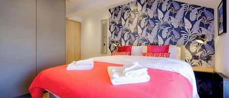 2 bedrooms, iron/ironing board, internet, bed sheets