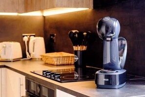 Fridge, microwave, oven, stovetop - James Court Llandudno Luxury Apartment 7 & Parking (Llandudno)