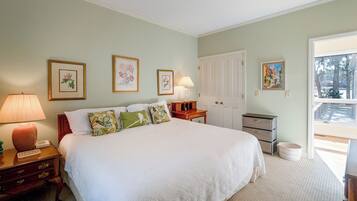 3 bedrooms, desk, iron/ironing board, travel crib
