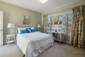 3 bedrooms, desk, iron/ironing board, travel cot