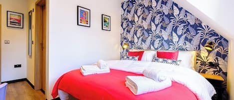 10 bedrooms, iron/ironing board, Internet, bed sheets