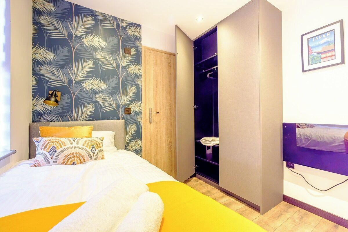10 bedrooms, iron/ironing board, Internet, bed sheets